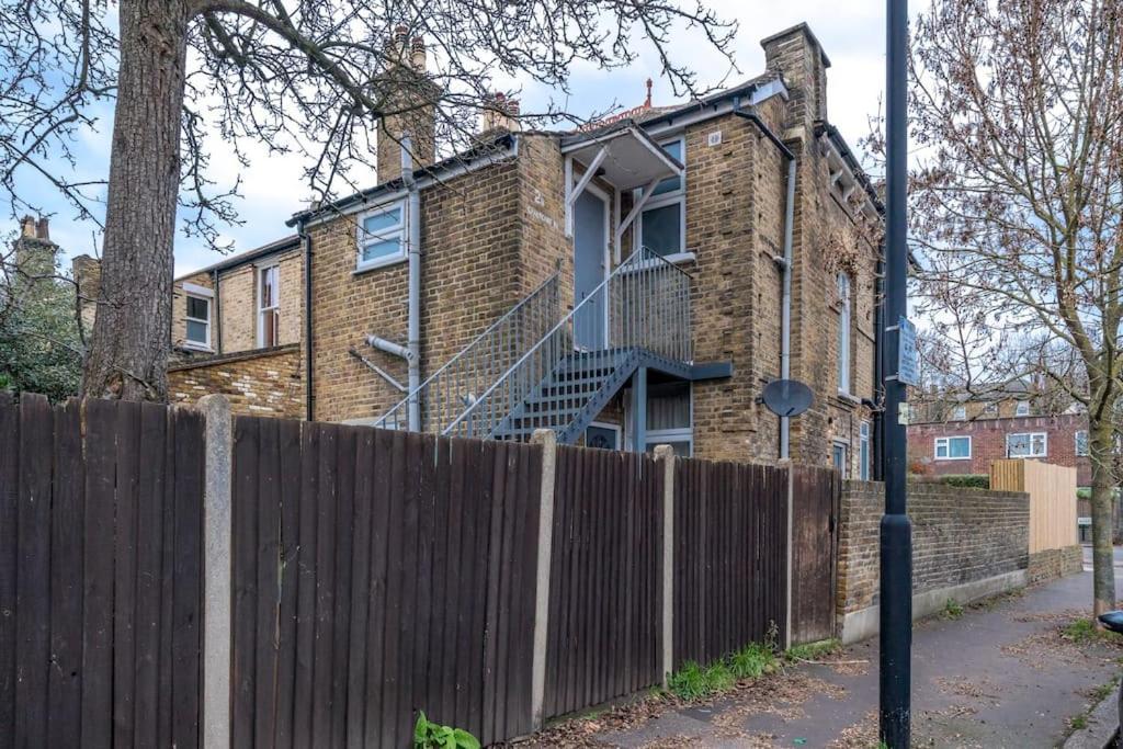 New 3Bed Stylish Apartment With Amazing Transport London Exterior photo